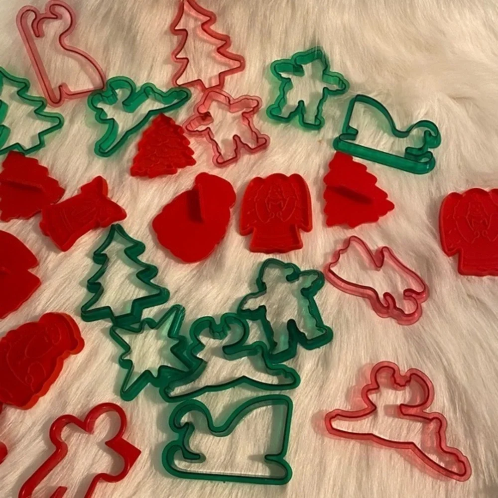 Christmas Cutters Assorted Total Of‎ 31